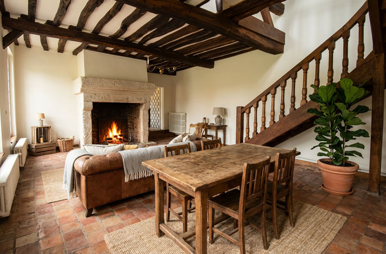 Pièce meublée rustique