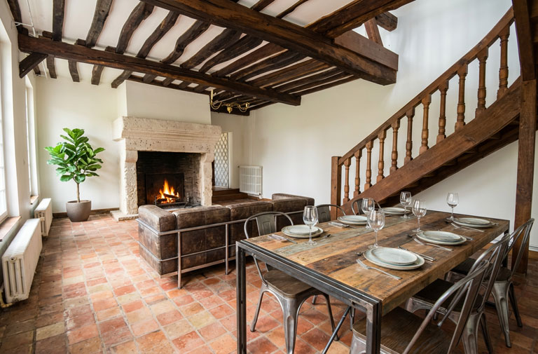 Pièce meublée de façon moderne