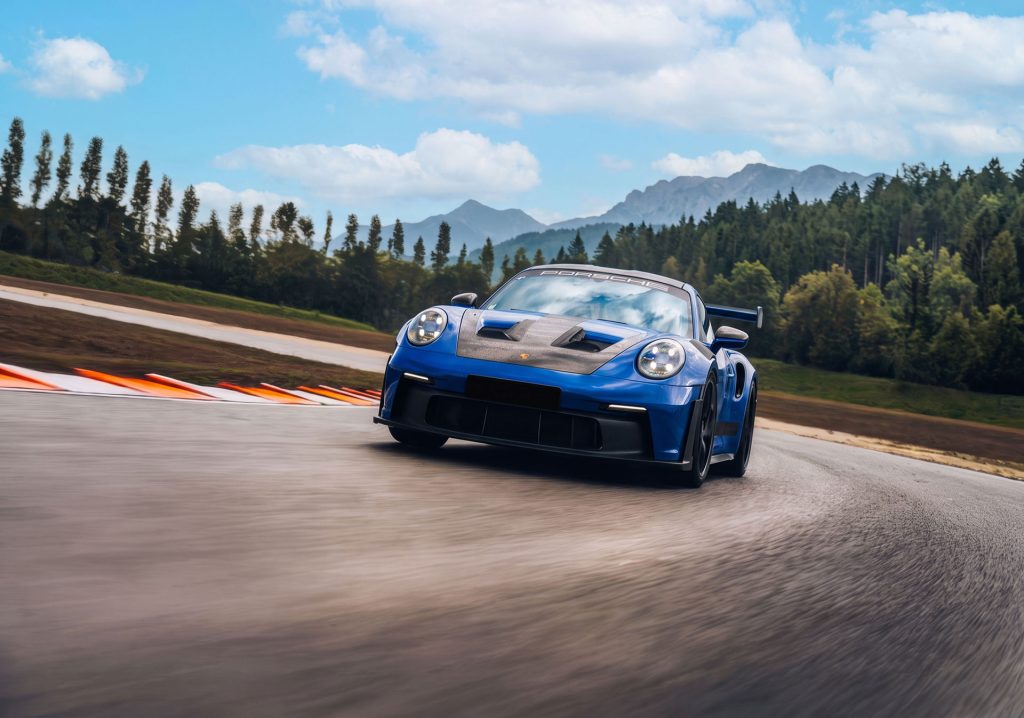 Photographie d'un Porsche en train de rouler sur un circuit automobile.